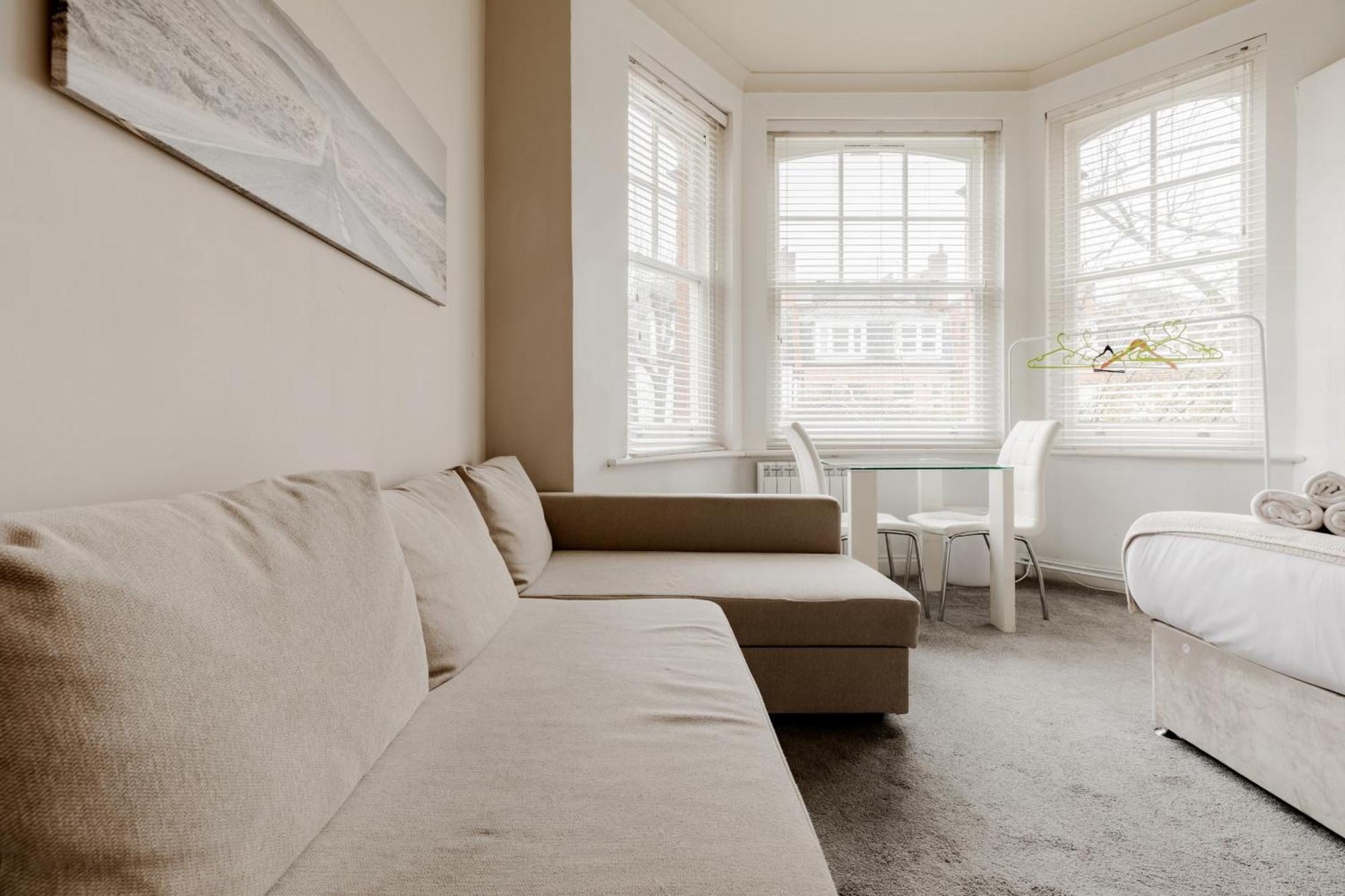 Fairhazel Gardens Studios London Room photo